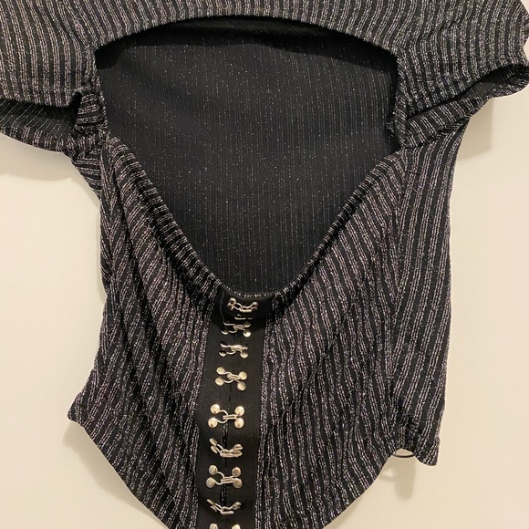 Superdown Cut Out Crop Top - Picture 2 of 4